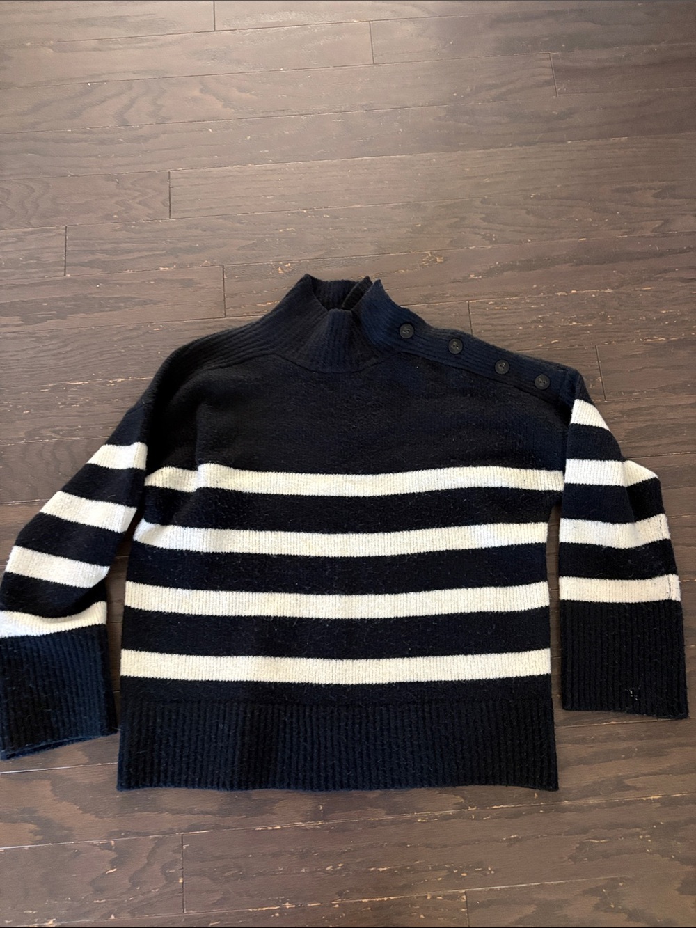 Abercrombie & Fitch Black and White Knit Top